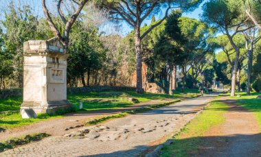 Antik Appian Way (Appia Antica) güneşli bir bahar sabahı, Roma'da.