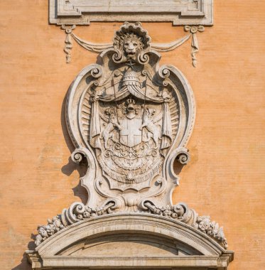Roma'daki Campidoglio'daki Palazzo Senatorio'nun ön cephesinden arması ile detay, İtalya.