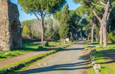 Antik Appian Way (Appia Antica) güneşli bir bahar sabahı, Roma'da.