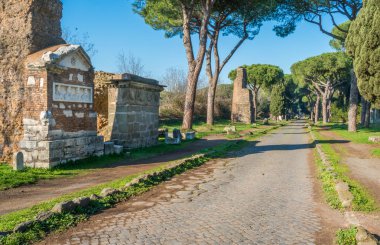 Antik Appian Way (Appia Antica) güneşli bir bahar sabahı, Roma'da.