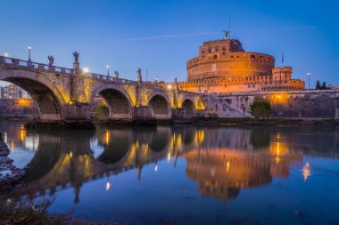 Castel Sant'Angelo ve Roma'daki köprü gün batımında aydınlatıldı.