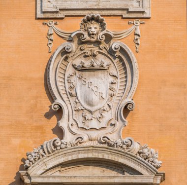Roma'daki Campidoglio'daki Palazzo Senatorio'nun ön cephesinden arması ile detay, İtalya.
