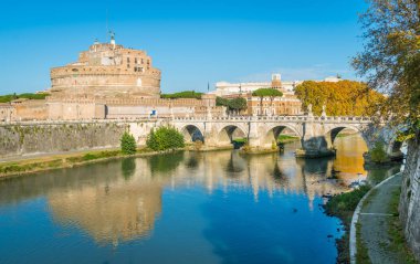 Ünlü Castel Sant'Angelo ve Roma, İtalya'da Tiber nehri üzerindeki köprü nün görünümü.