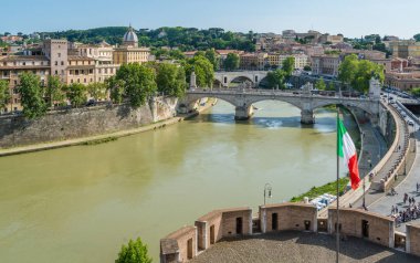 Güneşli bir yaz öğleden sonra Castel Sant'Angelo görüldüğü gibi Roma silueti.