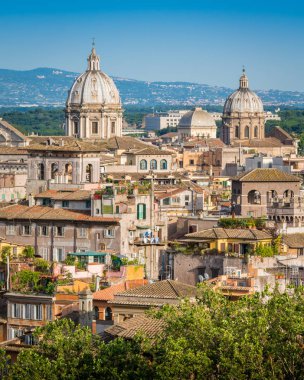 Sant'Andrea della Valle ve San Carlo ai Cantinari kiliselerinin kubbeleri ile Castel Sant'Angelo görüldüğü gibi Roma silueti.