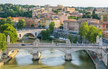 Tiber nehri üzerinde Vittorio Emanuele Ii ve Prens Amedeo Savoia Aosta köprüleri ile Castel Sant'Angelo görüldüğü gibi Roma silueti.
