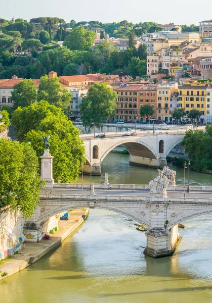 Tiber nehri üzerinde Vittorio Emanuele Ii ve Prens Amedeo Savoia Aosta köprüleri ile Castel Sant'Angelo görüldüğü gibi Roma silueti.