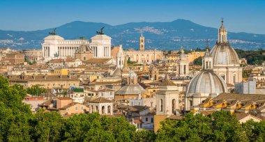 Roma silueti Castel Sant'Angelo görüldüğü gibi, Saint Agnese Kilisesi, Campidoglio ve Altare della Patria anıtının kubbesi ile.