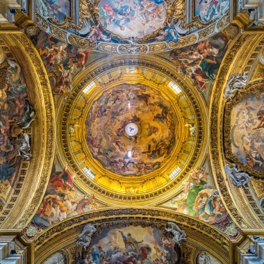 Roma, İtalya'daki İsa Kilisesi'ndeki kubbe. Kasım-06-2017