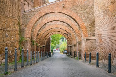 Clivus Scauri (Clivio di Scauro), Roma'daki Celio Tepesi'ndeki eski Roma yolu, İtalya.