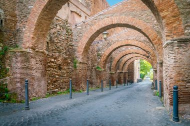 Clivus Scauri (Clivio di Scauro), Roma'daki Celio Tepesi'ndeki eski Roma yolu, İtalya.