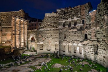 Roma'da gece Augustus Forumu, İtalya.