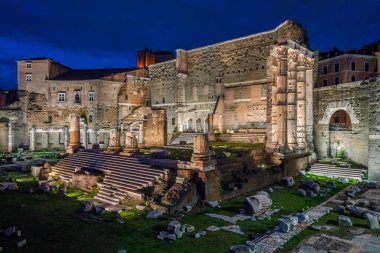 Roma'da gece Augustus Forumu, İtalya.