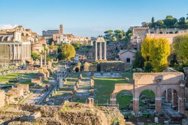 Campidoglio Tepesi'nden görülen Roma Forumu ve Kolezyum, Roma, İtalya.