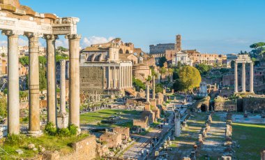 Campidoglio Tepesi'nden görülen Roma Forumu ve Kolezyum, Roma, İtalya.