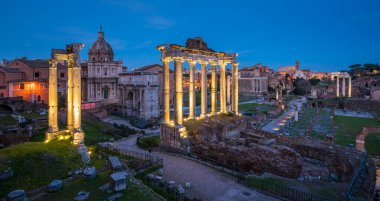 Septimius Severus Kemeri ile Roma Forumu, Gün batımında Vespasiano ve Titus Tapınağı ve Kolezyum, Roma, İtalya.