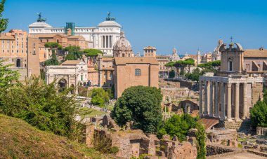 Campidoglio Tepesi, Vittoriano anıtı ve Settimio Severo Kemeri ile Roma Forumu'nda manzara.