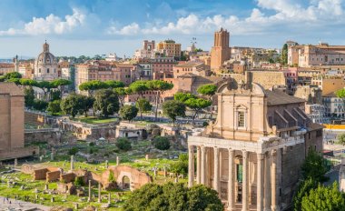 Antonino ve Faustina Tapınağı, Milis Kulesi ve Trajan Pazarı ile Roma Forumu'nda manzara. Roma, İtalya.