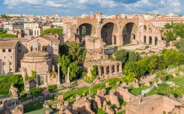 Roma forumunda Maxentius Bazilikası ve Romulus Tapınağı. Roma, İtalya.