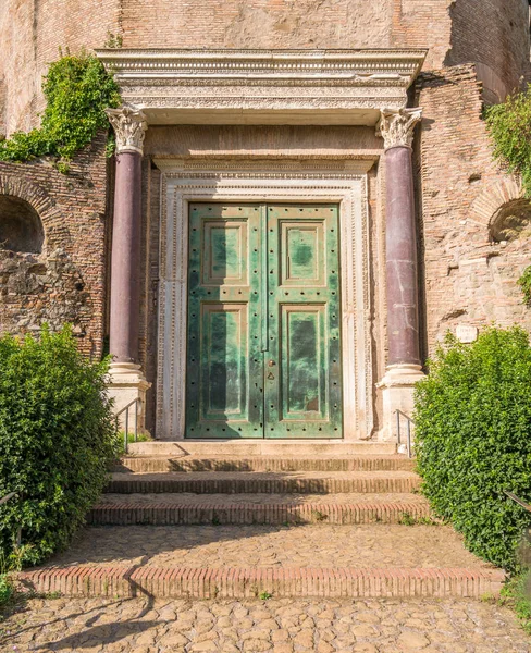 Portão Templo Rômulo Fórum Romano Roma Itália — Fotografia de Stock