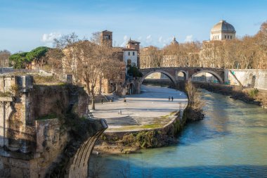 Roma'daki Tiberina Adası'nda güneşli bir öğleden sonra, İtalya.