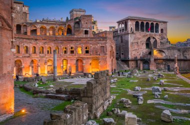 Roma'da gün batımında Trajan Pazarı, İtalya.