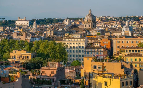 Sant'Andrea della Valle ve Roma'daki Santissima Trinit dei Pellegrini kilisesinin kubbesi ile Gianicolo Teras'tan panorama, İtalya.
