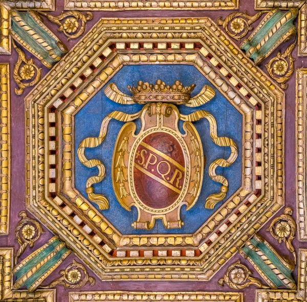SPQR Coat of Arms in het plafond van de Capitolijnse musea in Rome, Italië. — Stockfoto
