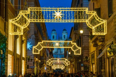 Via Condotti, Piazza di Spagna'ya gidiyor. Roma'da Noel zamanı, İtalya.