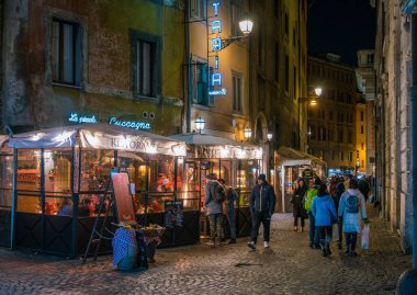 Roma Campo de Fiori yakınlarındaki rahat bir sokak, İtalya. 15-Aralık 2017