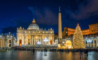 Noel'de Roma'da Aziz Petrus Bazilikası. İtalya.