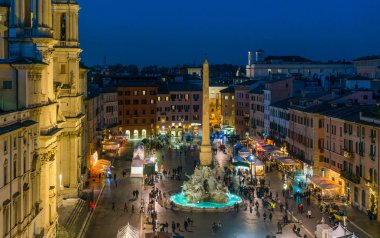 Piazza Navona Roma'da Noel sırasında. İtalya.