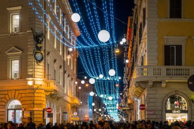 Noel zamanı Roma'da Via del Corso. İtalya, 22-Aralık 2017