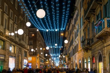 Noel zamanı Roma'da Via del Corso. İtalya, 22-Aralık 2017