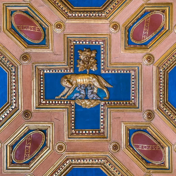 Loup du Capitole avec symbole SPQR dans le plafond des Musées du Capitole à Rome, Italie . — Photo