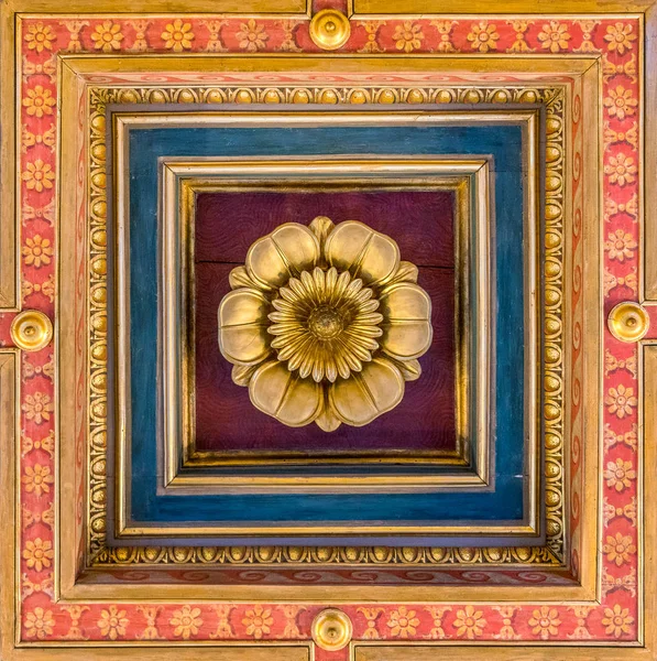 ローマ、イタリアのカピトリン博物館の天井に花の黄金の装飾. — ストック写真