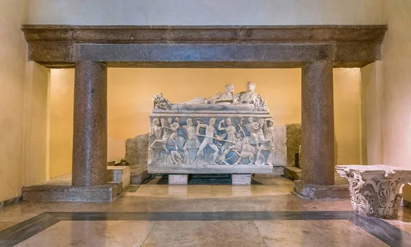 Roma,İtalya'daki Capitoline Müzeleri'nde mermer ince dekore edilmiş lahit.