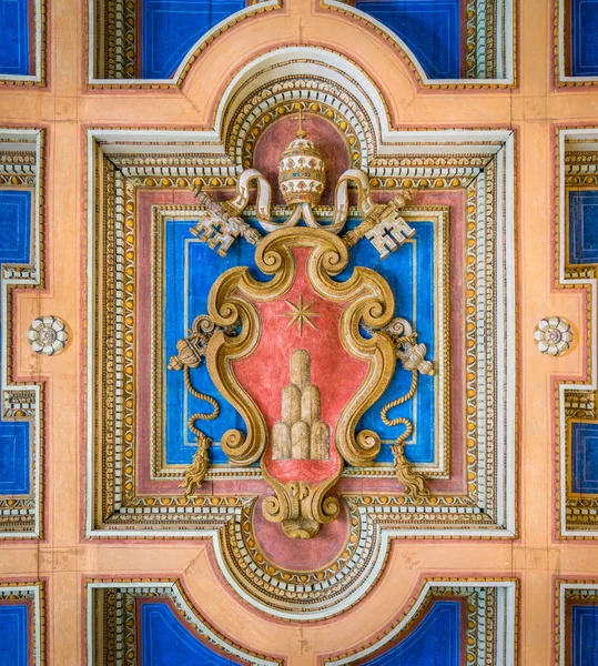 Armoiries du Pape Clément XI dans le plafond des Musées du Capitole à Rome, Italie . — Photo