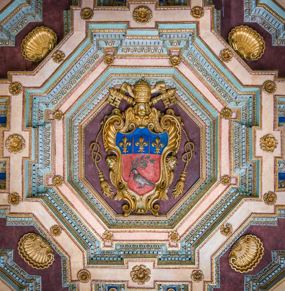 Paus Innocentius X wapen in het plafond van de Capitolijnse musea in Rome, Italië. — Stockfoto