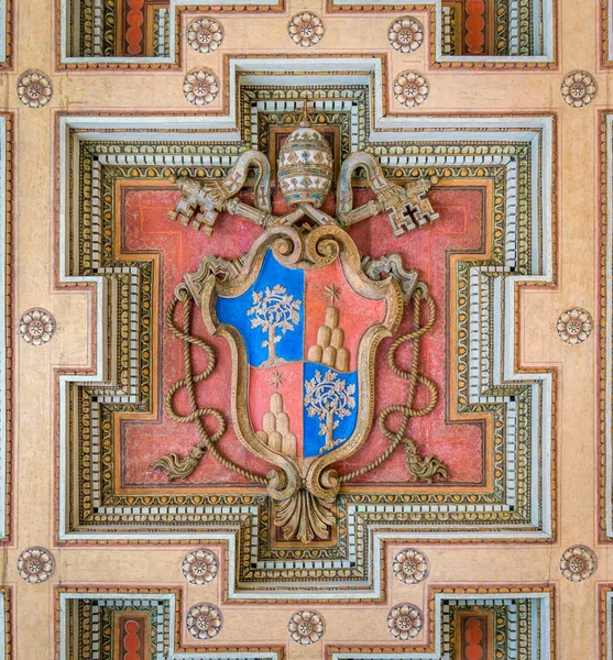 Roma Capitoline Müzeleri tavanında Papa Alexander Vii arması, İtalya. — Stok fotoğraf