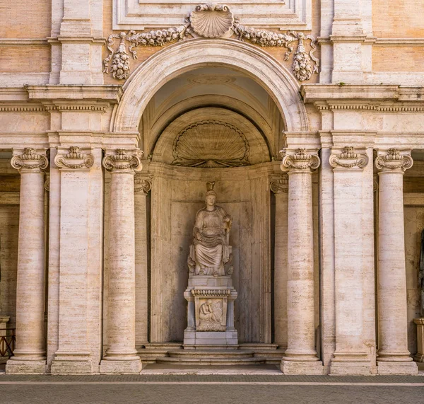 ローマ、イタリアのカピトリンヒルのコンサバトリ宮殿でローマ像と回廊. — ストック写真