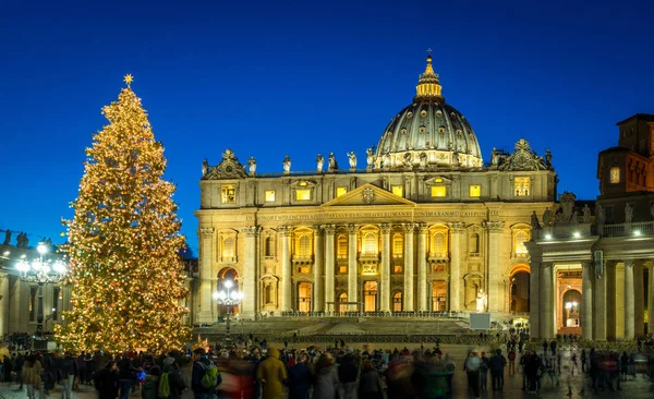 Noel'de Roma'da Aziz Petrus Bazilikası. İtalya.