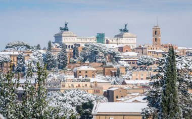 Şubat 2018'de Roma'da kar, Aventine tepesindeki Orange Garden'dan (Giardino degli Aranci) panoramik manzara.