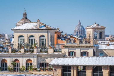 Şubat 2018'de Roma'da kar, Capitoline Tepesi'ndeki Caffarelli Terası'ndan karla kaplı çatıların panoramik görüntüsü.
