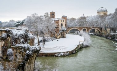 Şubat 2018'de Roma'da kar, sabah Tiberina Adası, İtalya.