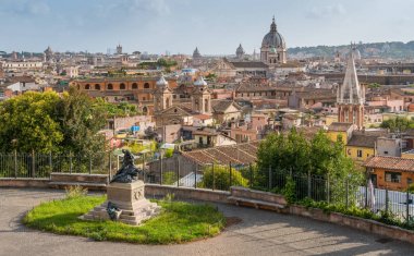 Ambrogio e Carlo al Corso Bazilikası 'nın kubbesiyle Pincio Terrace' dan panoramik manzara, Roma, İtalya.