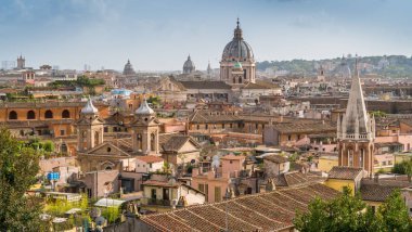 Ambrogio e Carlo al Corso Bazilikası 'nın kubbesiyle Pincio Terrace' dan panoramik manzara, Roma, İtalya.