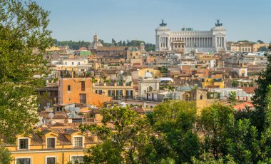 Arka planda Vittorio Emanuele Ii anıtı bulunan Villa Medici'den panoramik manzara. Roma, İtalya.