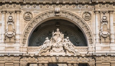 Roma Adalet Sarayı'nın ana cephesinde Lady Justice heykeli, İtalya.
