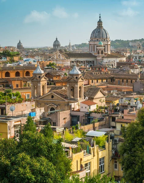 Ambrogio e Carlo al Corso Bazilikası 'nın kubbesiyle Pincio Terrace' dan panoramik manzara, Roma, İtalya.